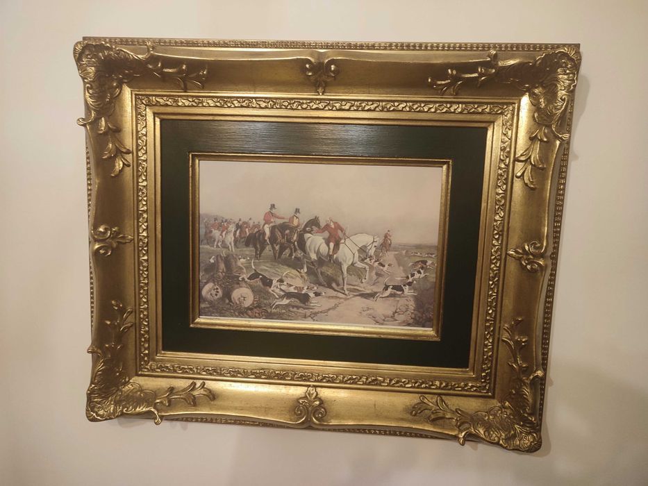 Quadro com moldura em folha de ouro e gravura com caçada