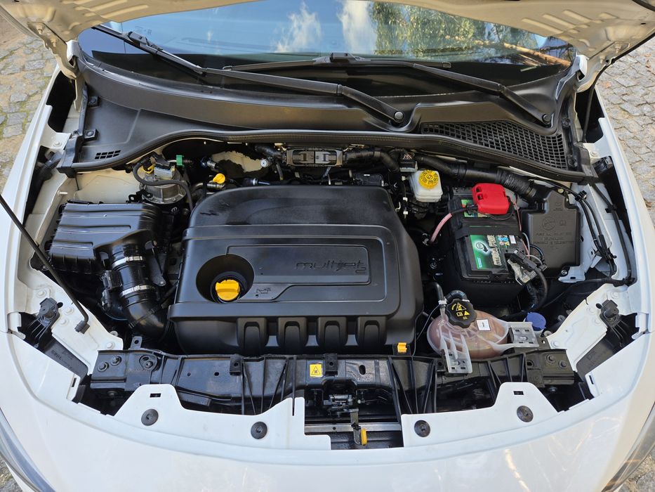 Luxo e conforto em um carro extremamente novo e revisado esse mês