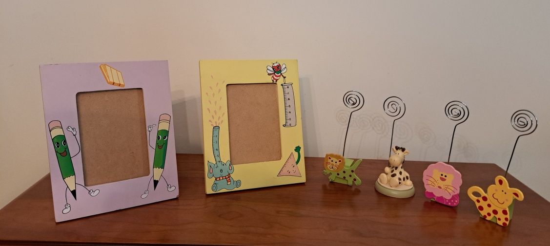 Conjunto de 2 molduras  e 4 adornos  quarto criança