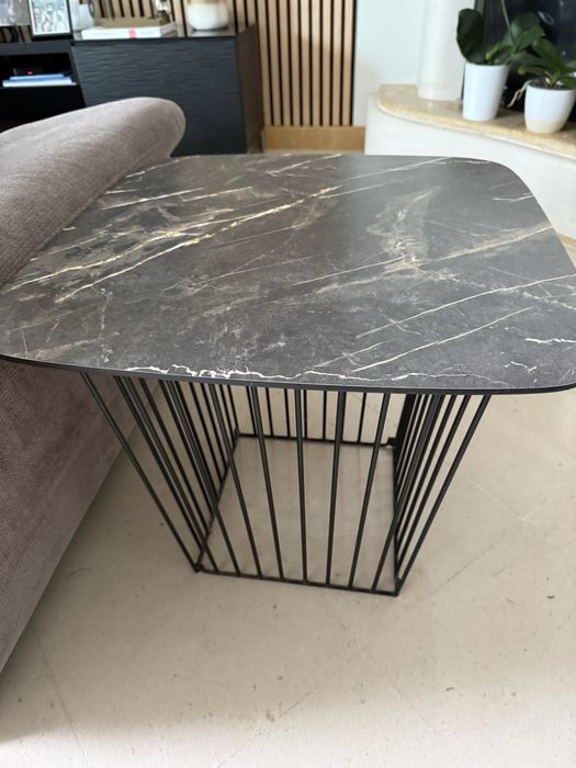 Mesa de apoio de madeira com efeito de mármore