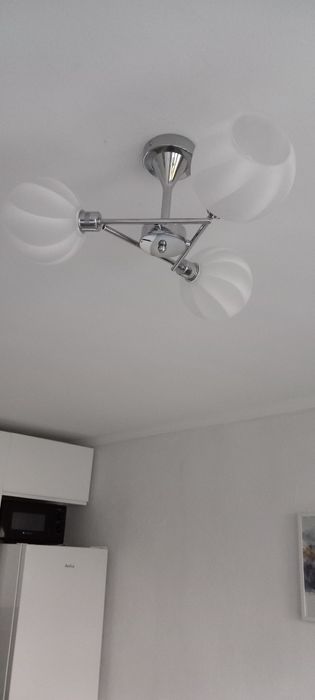 Żyrandol z białymi kloszami