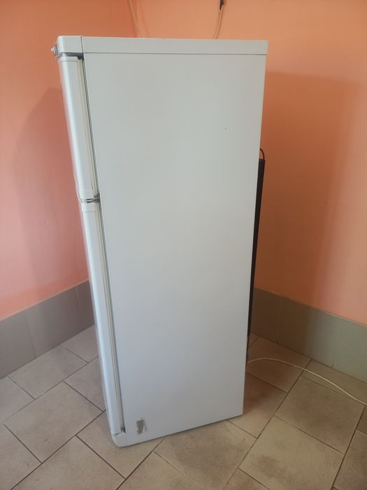 Бесплатно доставлю.  Продам двухкамерный рабочий холодильник. Индезит