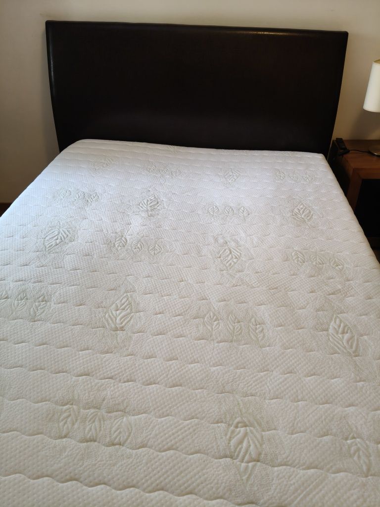 Cama em ecopele, com arrumação e colchão
