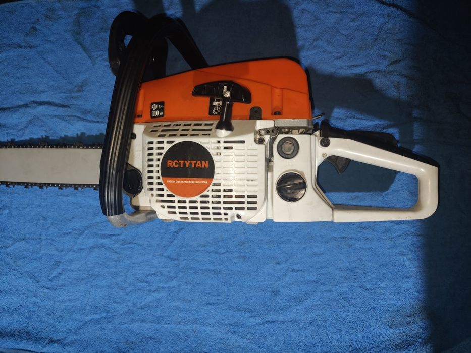 Piła spalinowa z łańcuchem i prowadnicą.