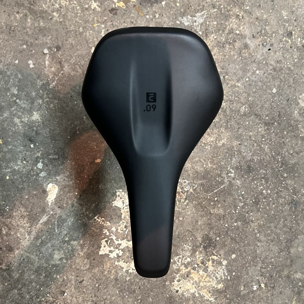 Siodło rowerowe Btwin 60° MD + sztyca Decathlon 27,2 mm