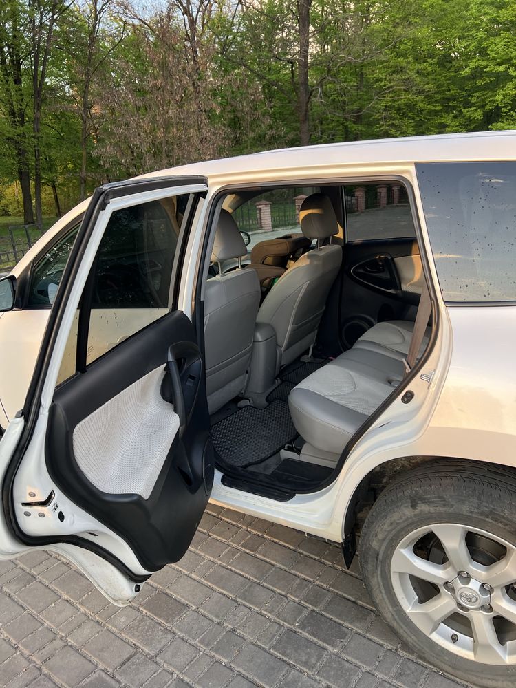 Toyota Rav4 EV крусовер