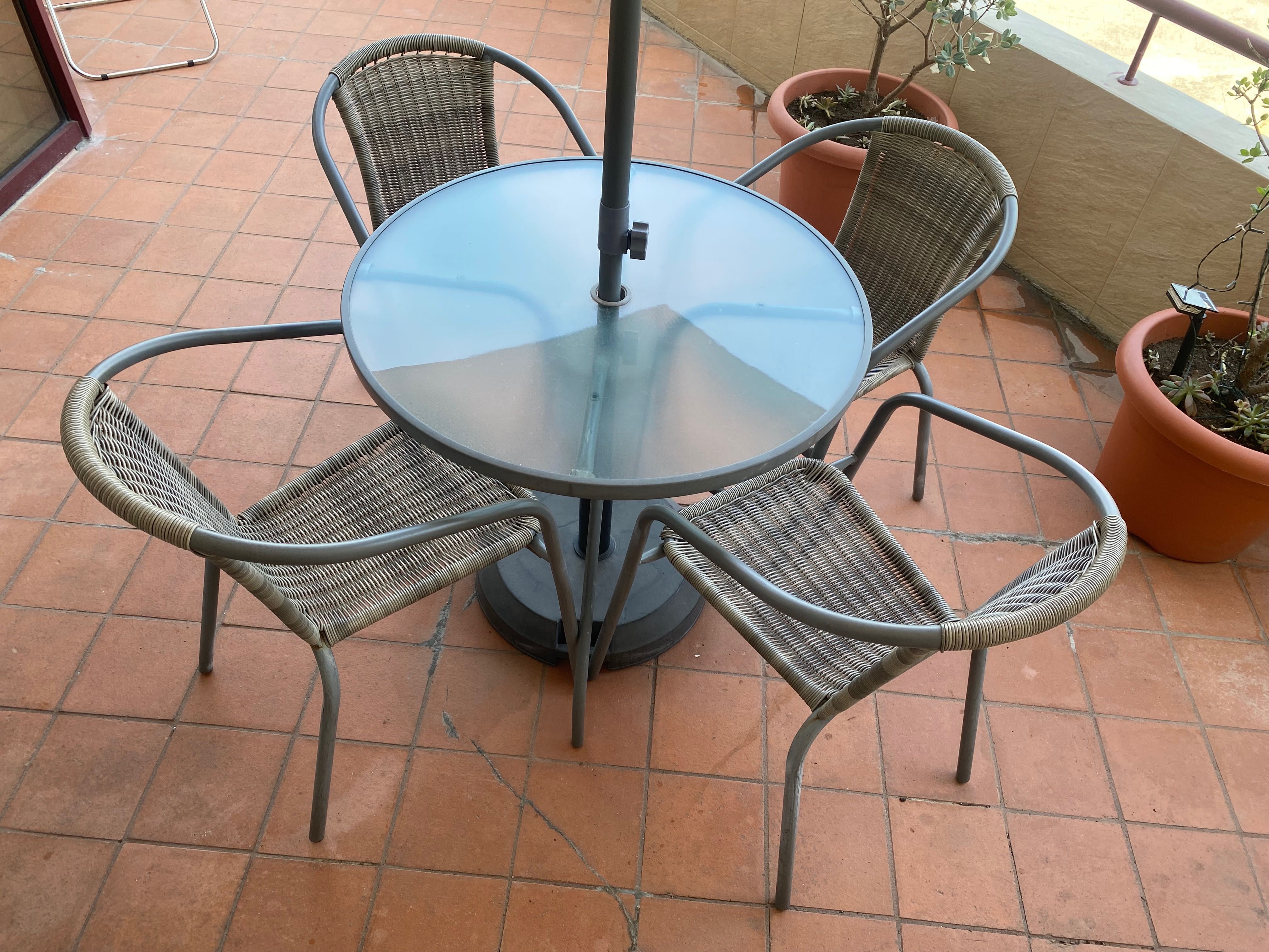 Mesa de exterior com 4 cadeiras