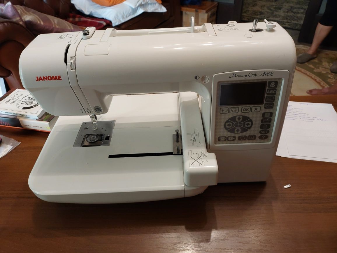 Срочно продам вышивальную машину Janome!