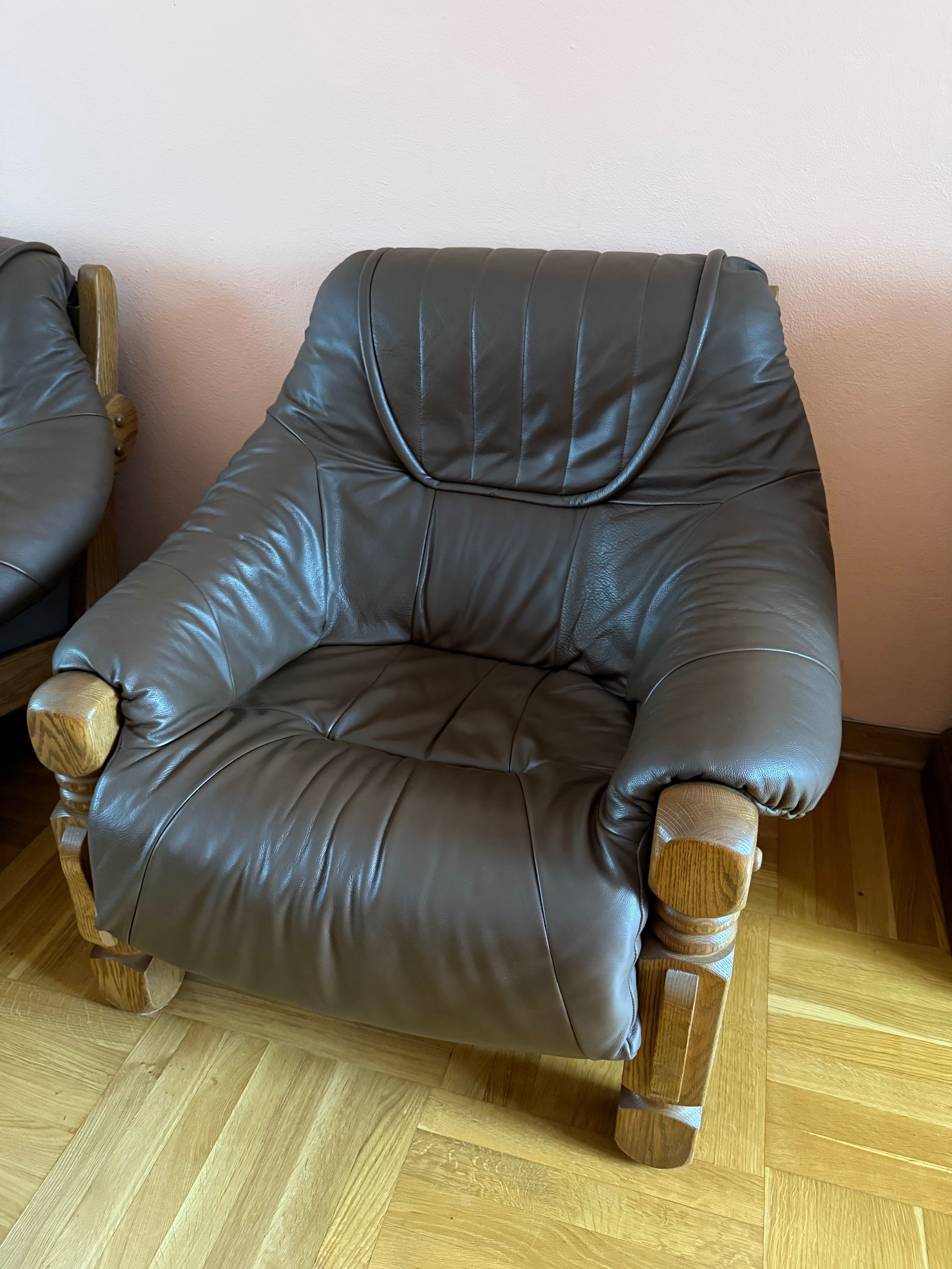 Klasyczny, wygodny fotel skórzany z drewnianymi elementami