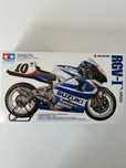 Motor motocykl Suzuki RGV model do sklejania Tamiya 14081