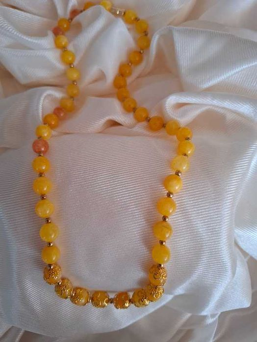 Naszyjnik z żółtego jadeitu i ozdobnych metalowych kulek
Długość 50 cm