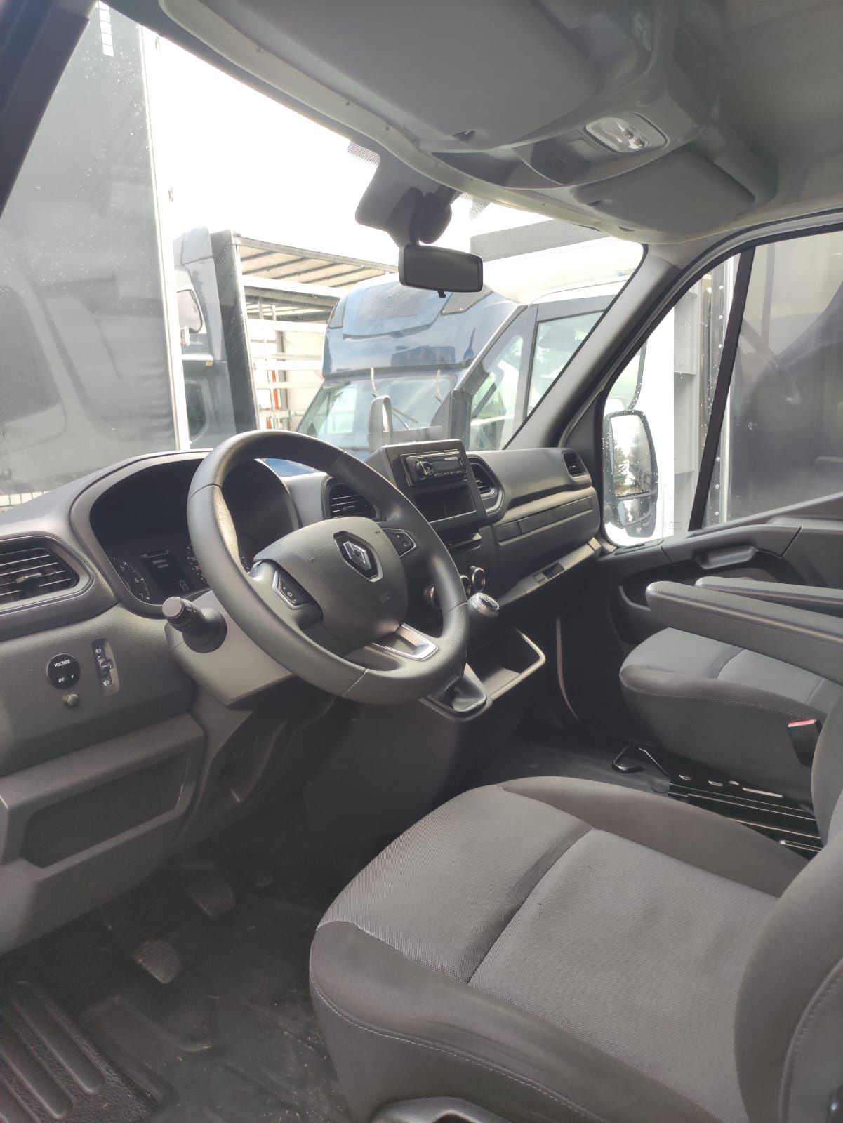 Wynajem bus plandeka 10ep TWINCAB Master miedzynarodówka spanie z tylu