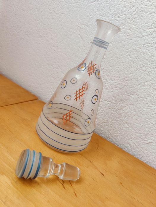 Karafka szklana malowana w motyw geometryczny PRL