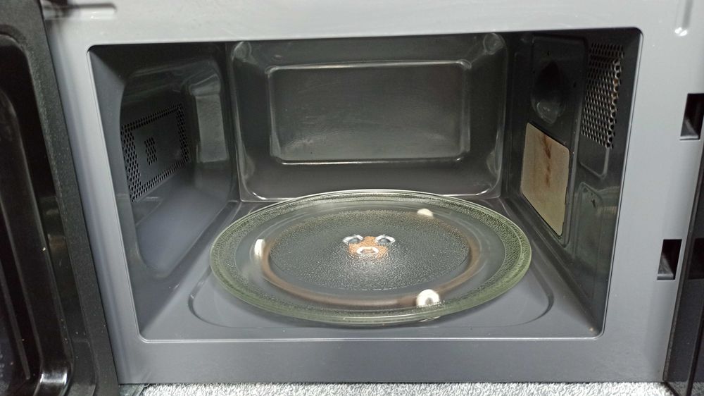 Kuchenka mikrofalowa SHARP YC-MS01E-B