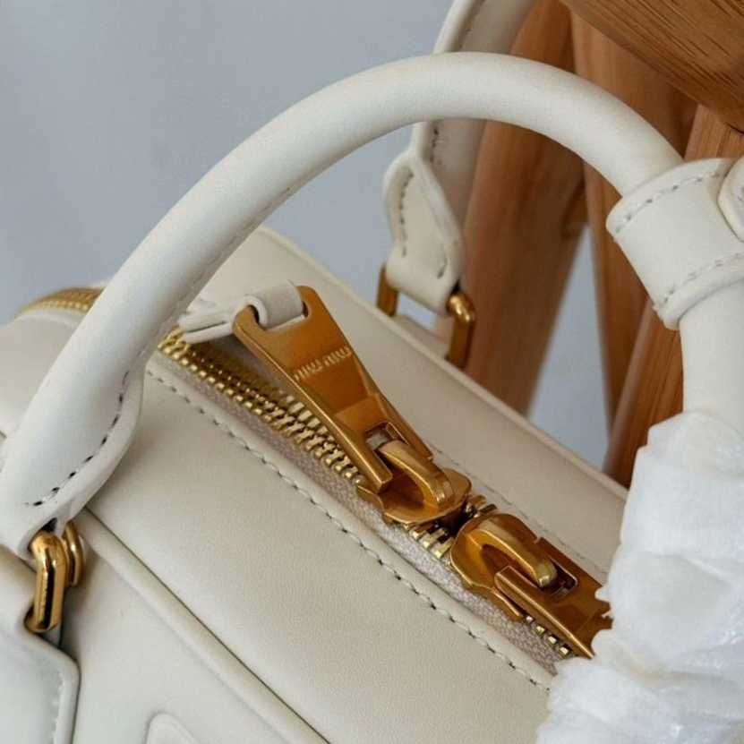 MIUMIU biała torba do bowlingu - designerski must have