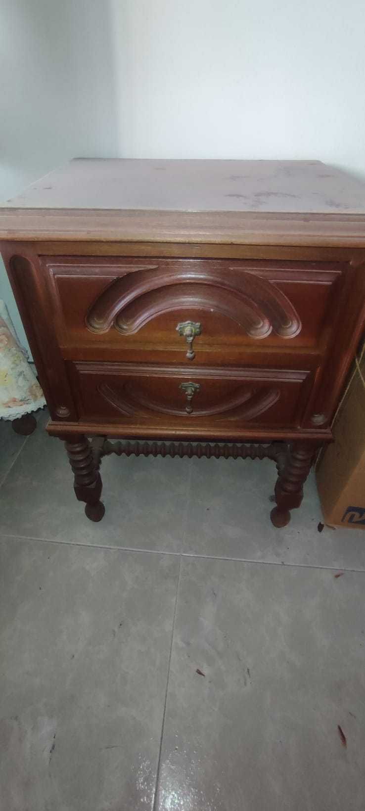 Mobilia de quarto madeira maciça,design clássico,detalhes decorativos
