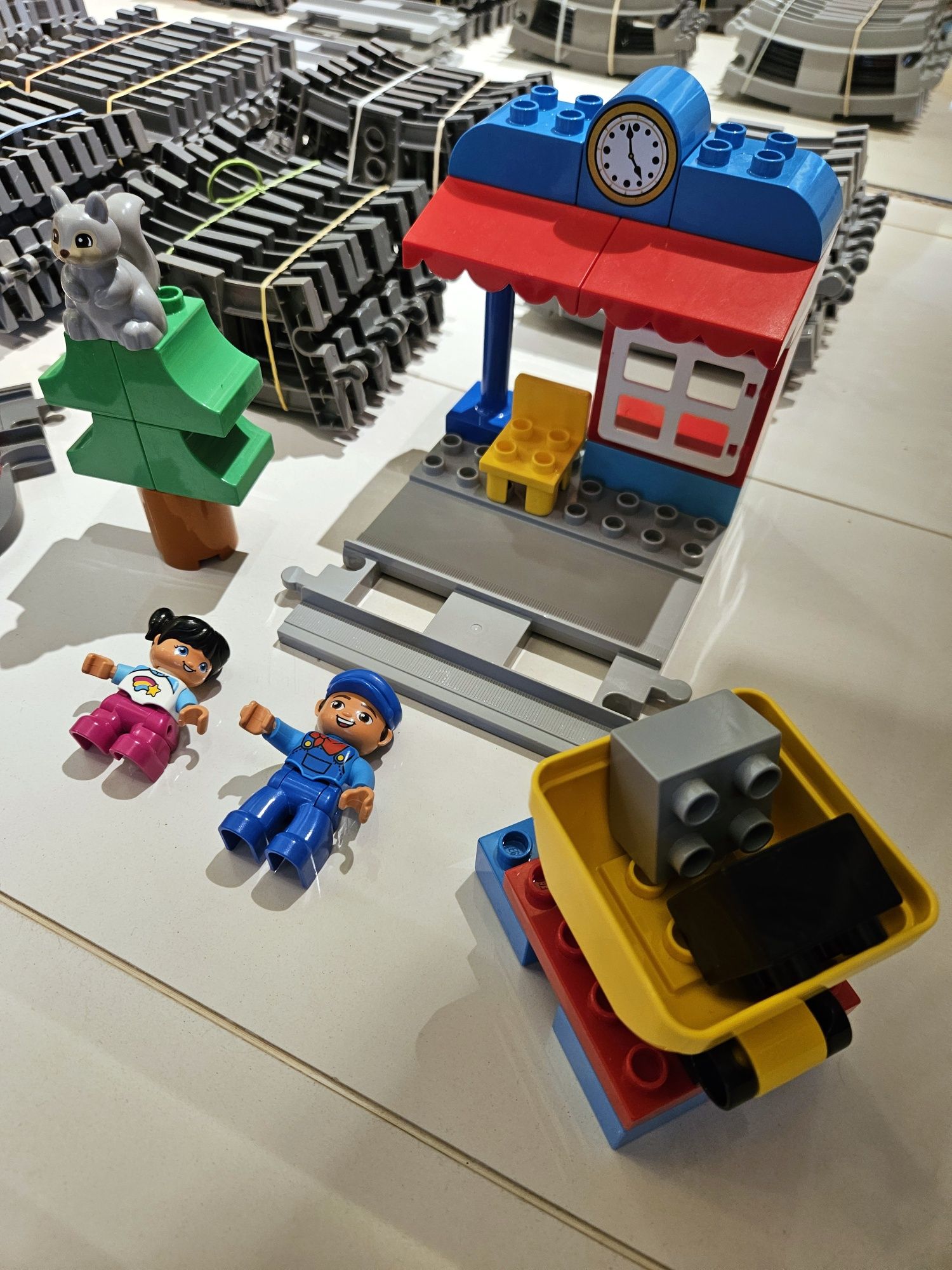 Tory kolejka LEGO Duplo 10874 plus 56 torów i dodatkowych elementów