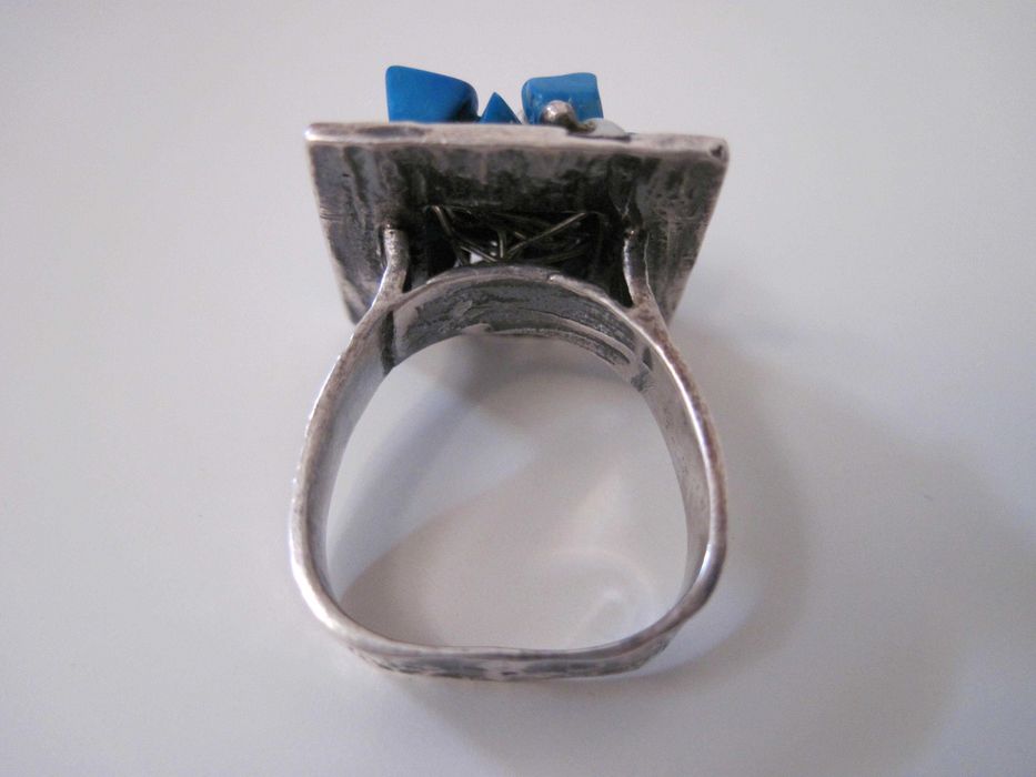 Anel com pedrinhas azul turquesa