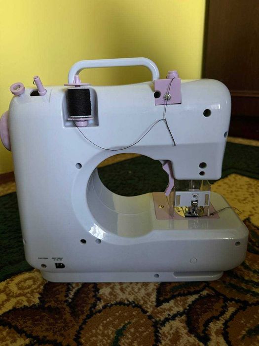 Швейна машинка Łucznik Mini + подарунок