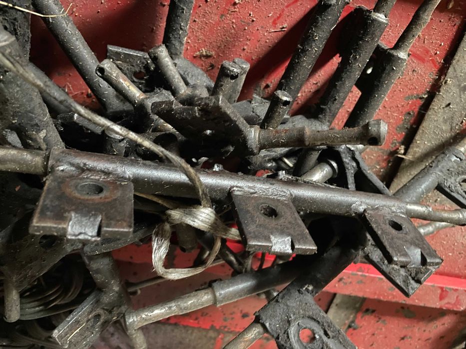 Sprzedam używane wieszaki montażowe  oraz palce zgrabiarki AKPIL