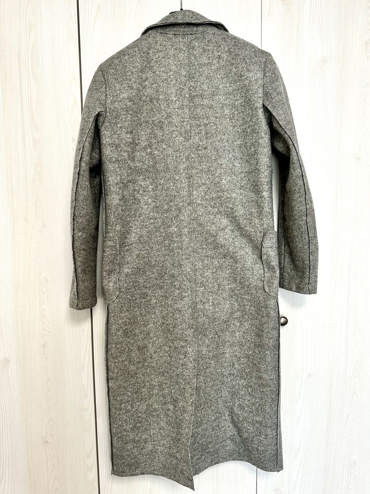 Класичне жіноче пальто сірого кольору