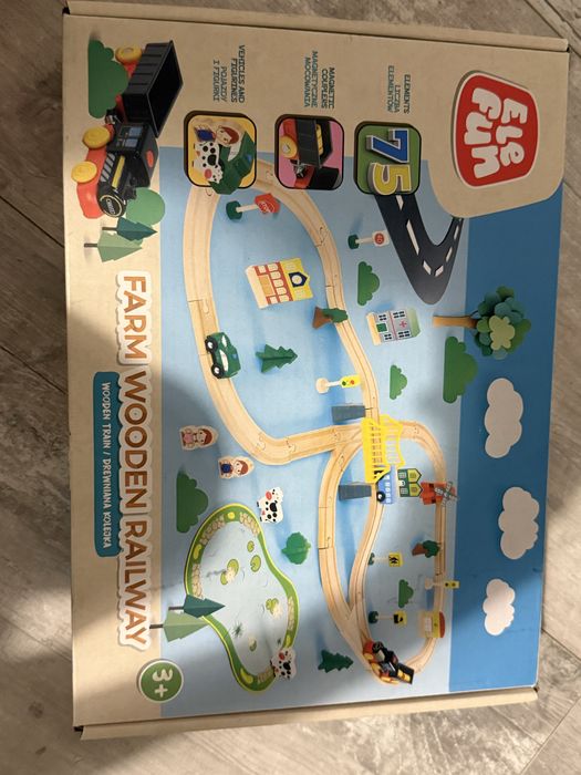 Деревяна залізнична дорога з потягами та дорожніми знаками