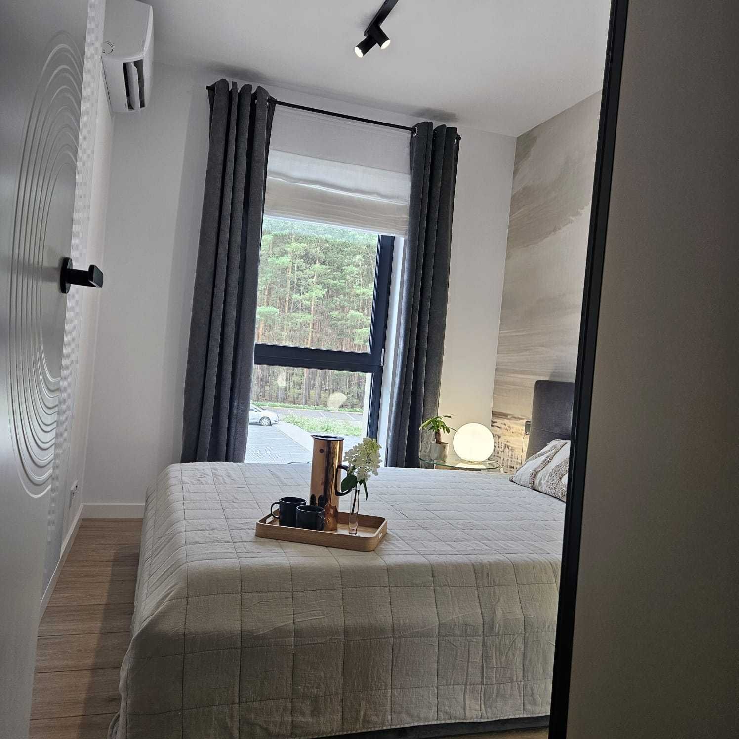 Mieszkanie , dwa pokoje , apartamentowiec, widok na las, balkon.
