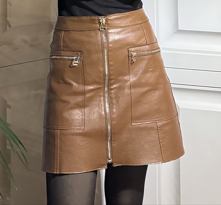 Шкіряна міні-юбка коричнева з кишенями