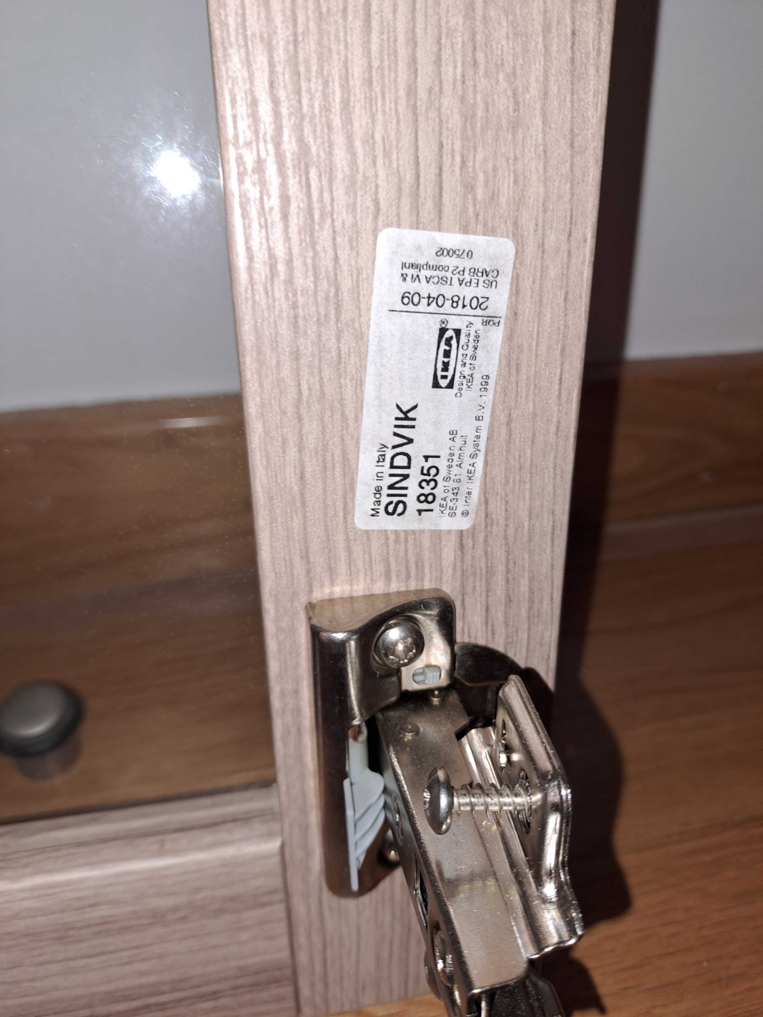 porta SINDVIK com dobradiças como nova