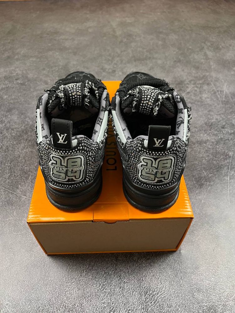 SWAROVSKI‼️Louis Vuitton x Swarovski Skate Sneaker Black,луі сваровскі