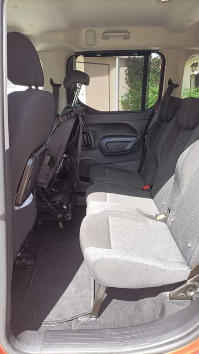 Veiculo com cadeira de rodas com elevador elétrico, acompanhante