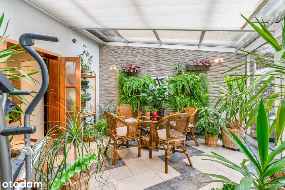 Uroczy przytulny dom z zimowym ogrodem