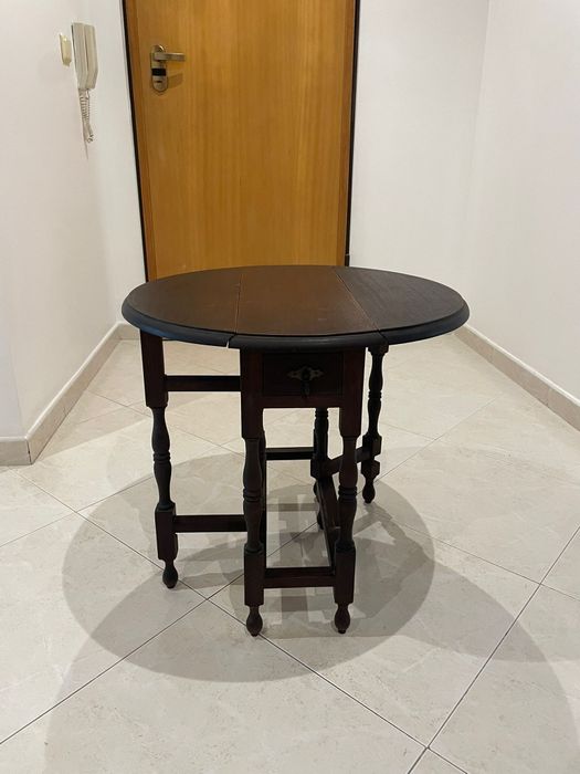 Mesa clássica de madeira