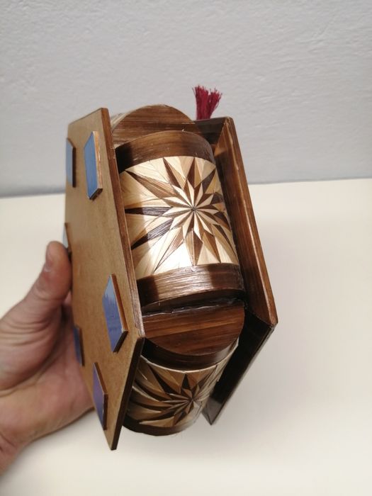 Szkatułka kasetka ręcznie robiona ze słomy.