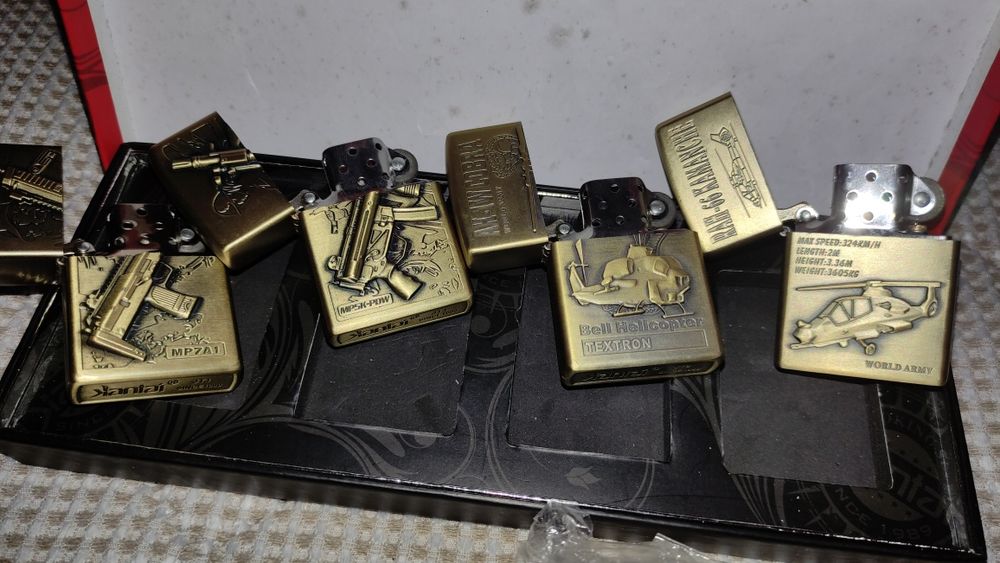 Conjunto de 4 isqueiros tipo Zippo novos de coleção