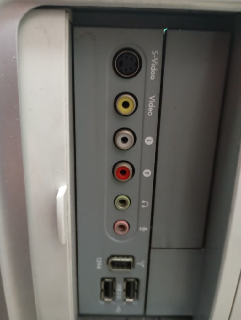 PC HP Pavilion com teclado e rato