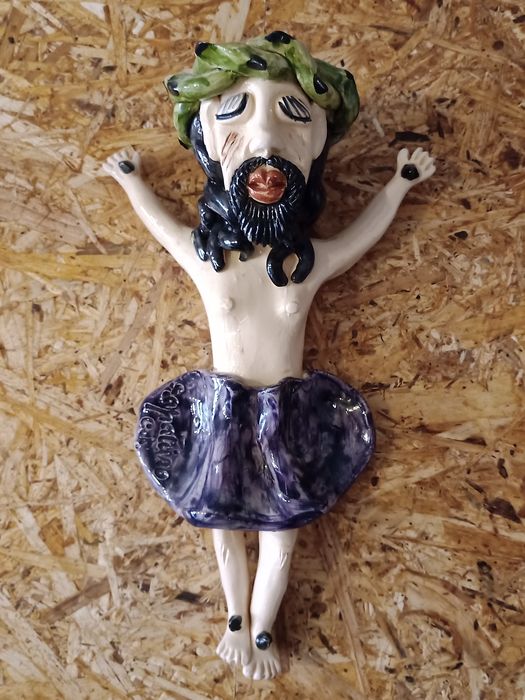 Cristo estilizado da ceramista de Barcelos Conceição Sapateiro