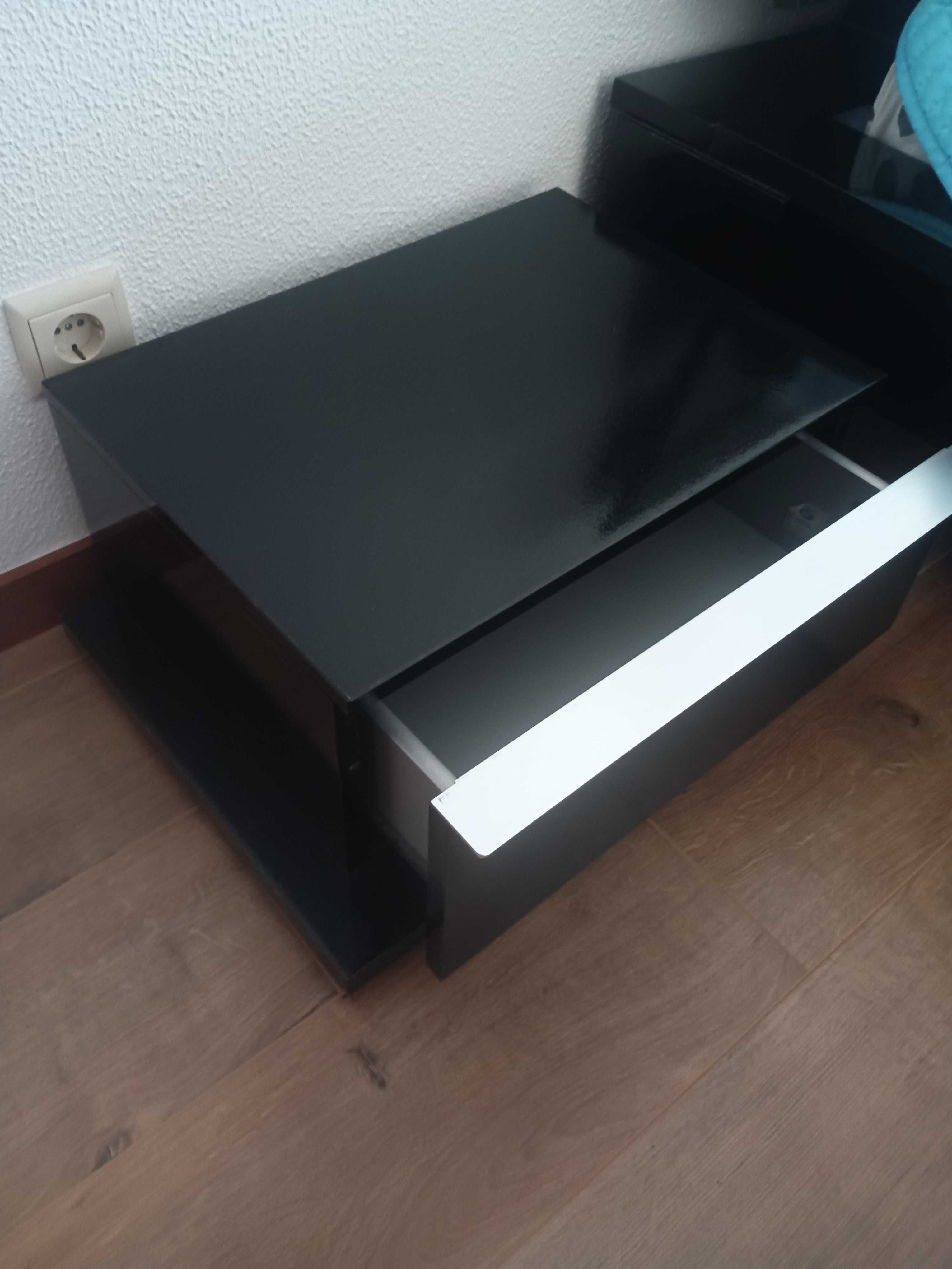 Cama de casal+estrado+colchão+mesinhas de cabeceira