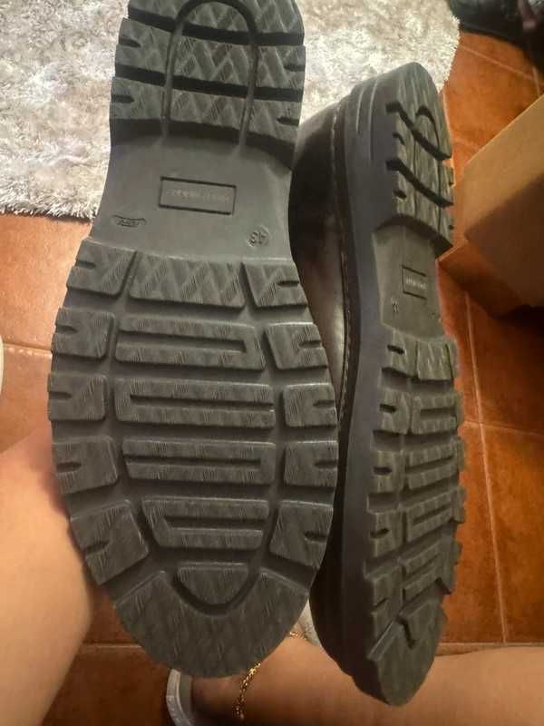 Botas de homem em pele