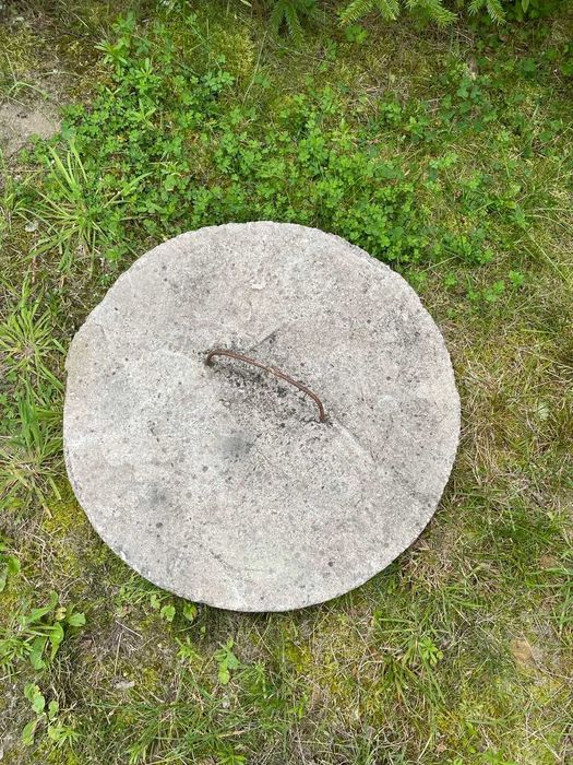 Betonowy właz do szamba