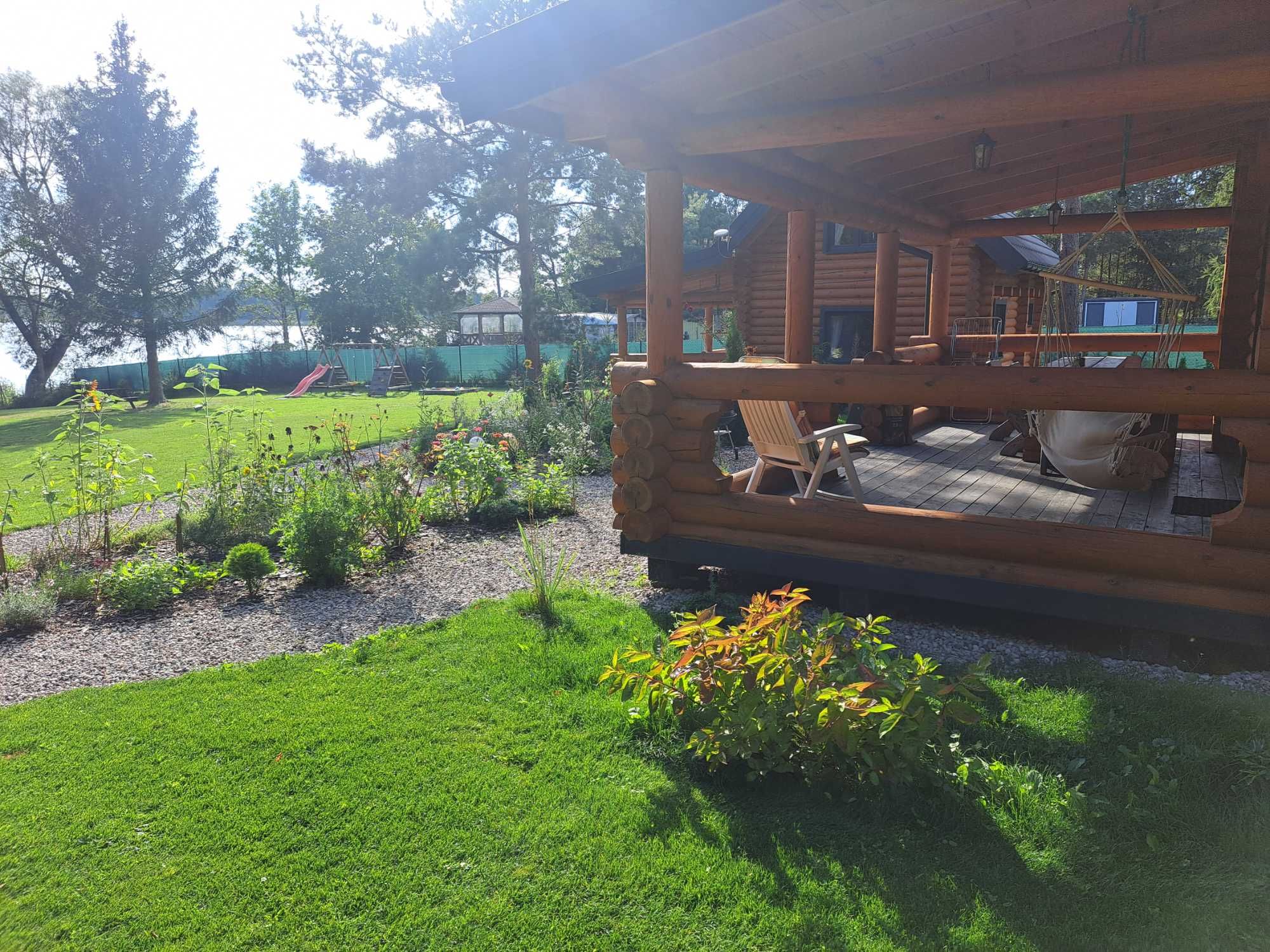 Domki nad jeziorem z własną linią brzegową.
