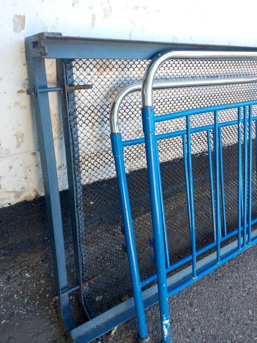 Продам кровать полуторну залізну, сітка плюс матрац.-2 штуки.