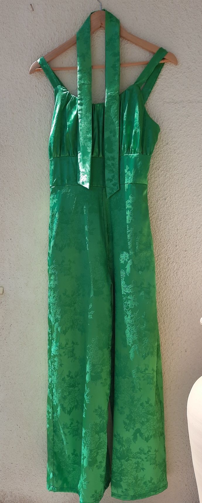 Macacão verde com padrão floral