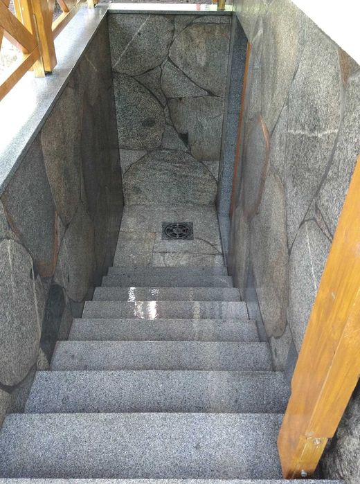 kamień polny cięty płomieniowany duże formaty grubość 2 cm.