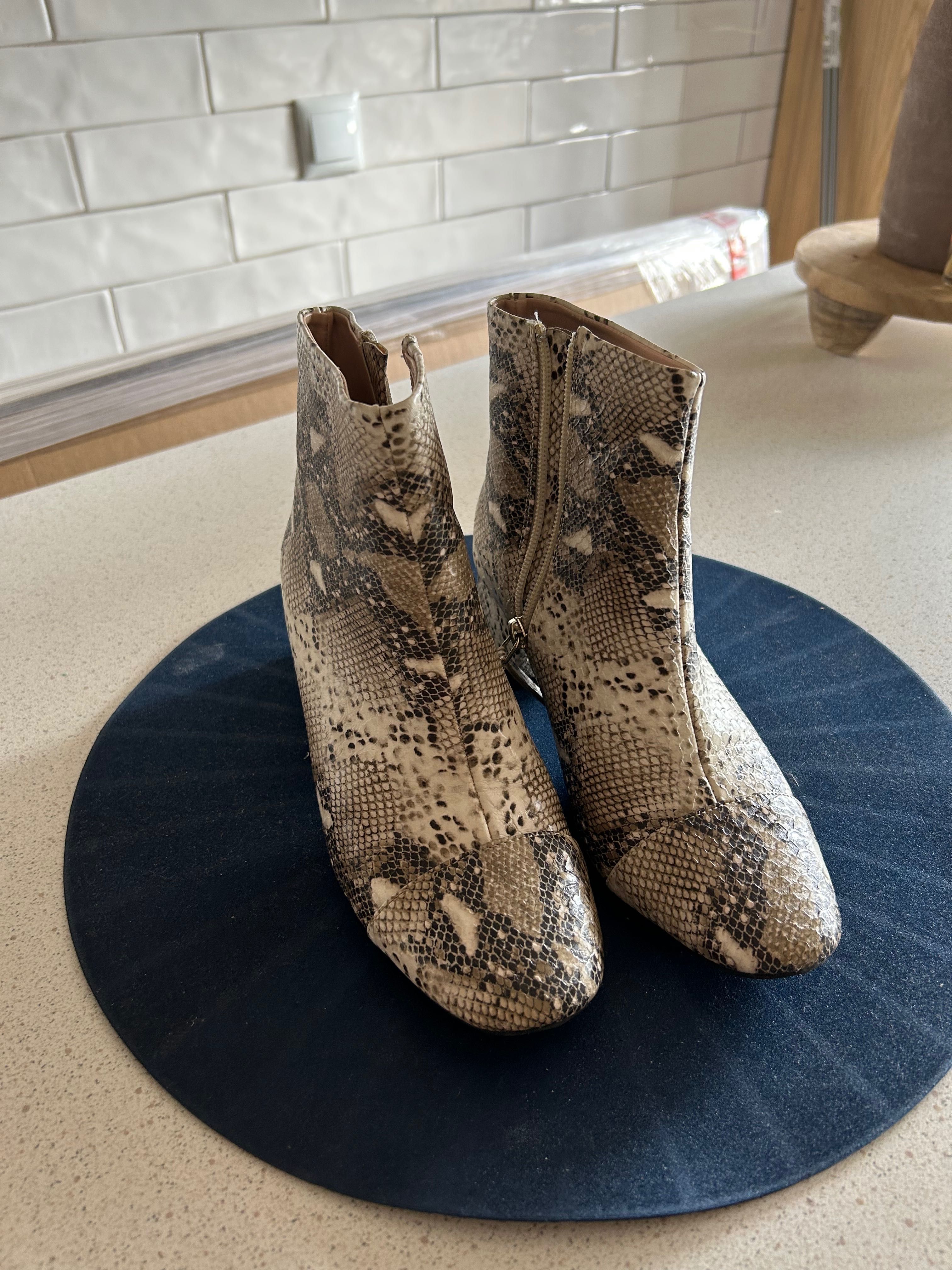 Botins usados com estampa serpente
