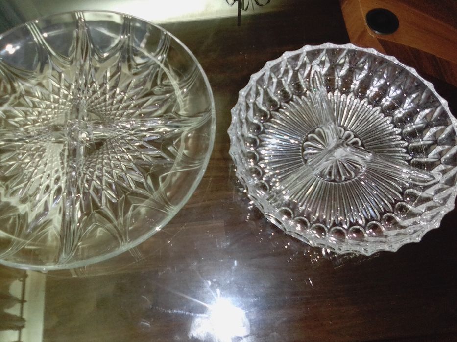 Pratos de aperitivos de vidro e bomboneiras de cristal