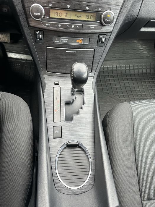 Toyota Avensis 2011 рік