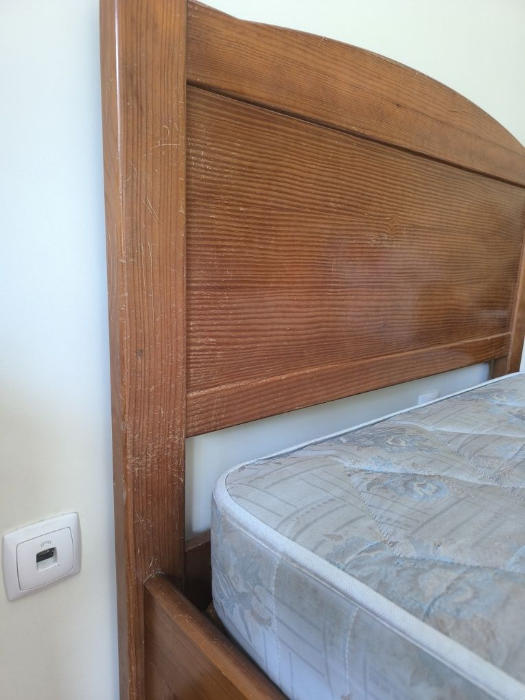 Cama + colchão + estrado + mesa de cabeceira
