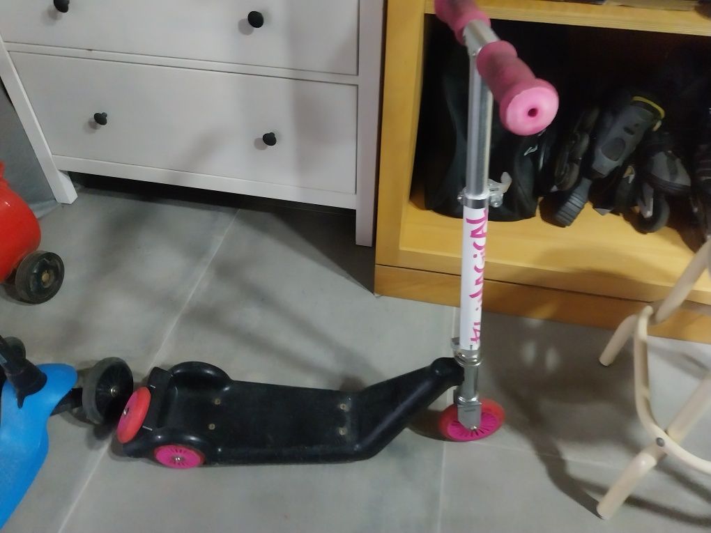 Da se Trotineta rosa e branca falta de espaço