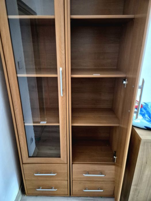 Szafa i witryna z przeszkleniem